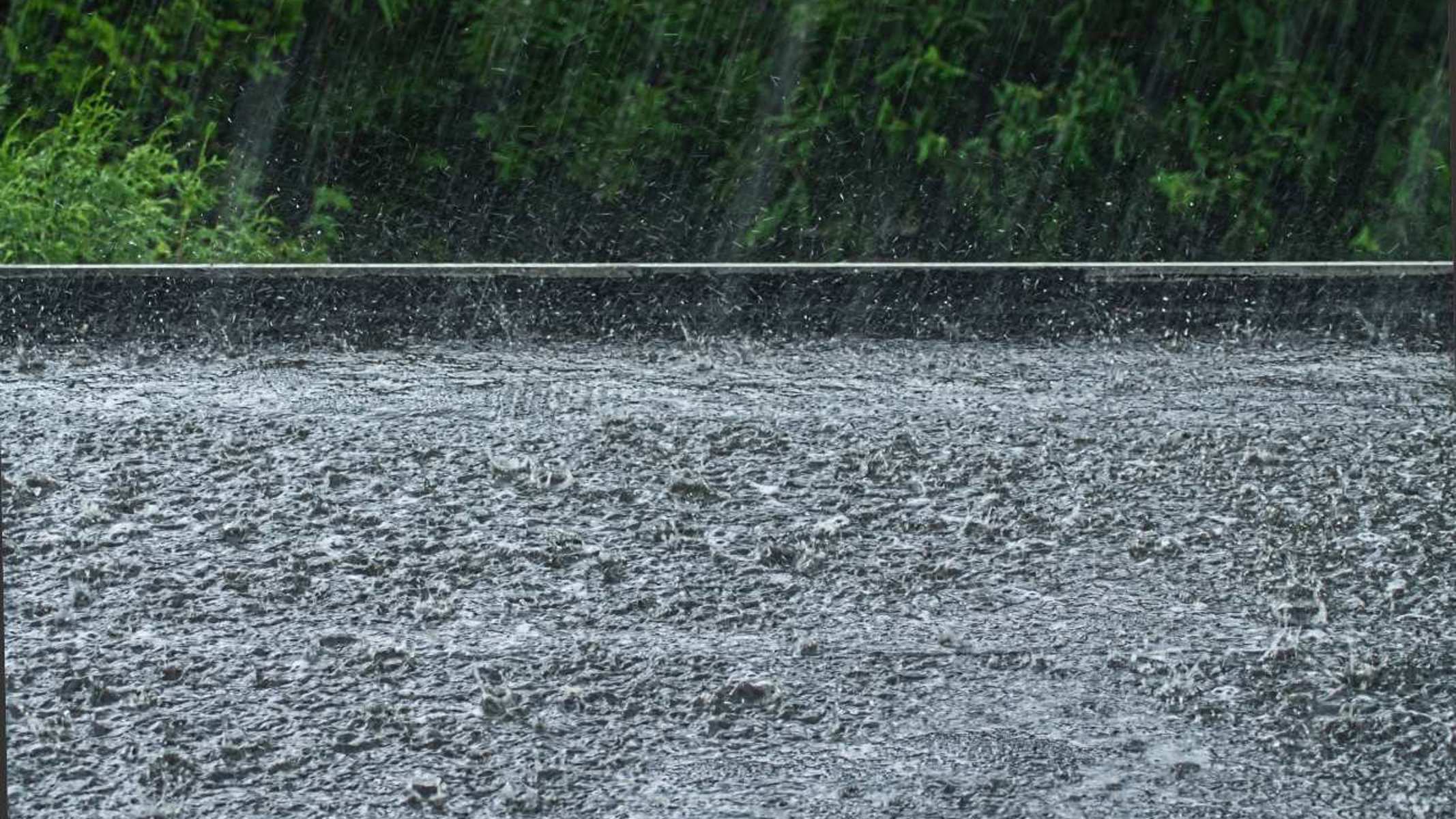 Regn der silder ned på sort tag.