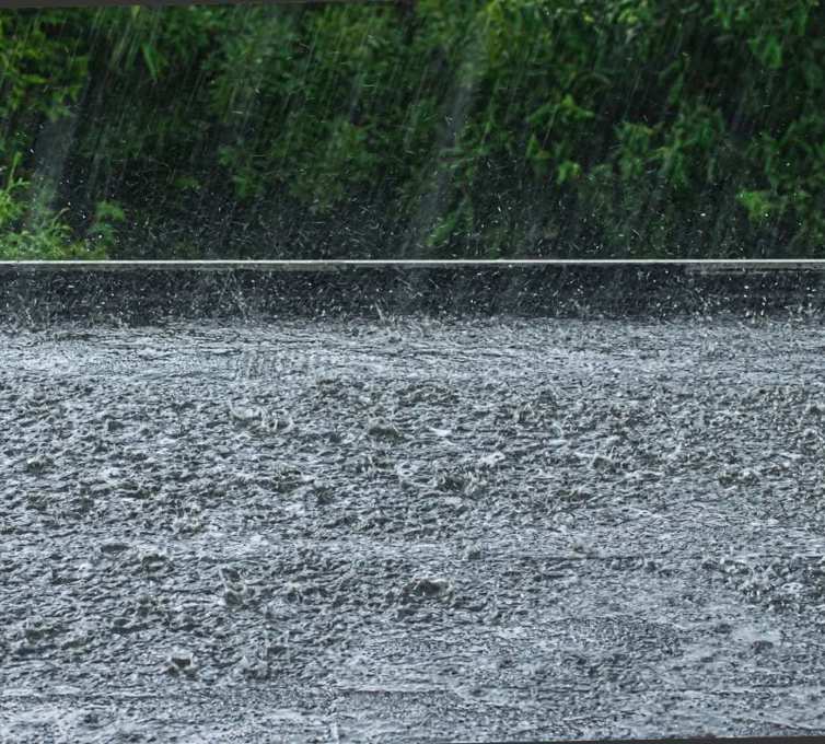 Regn der silder ned på sort tag.