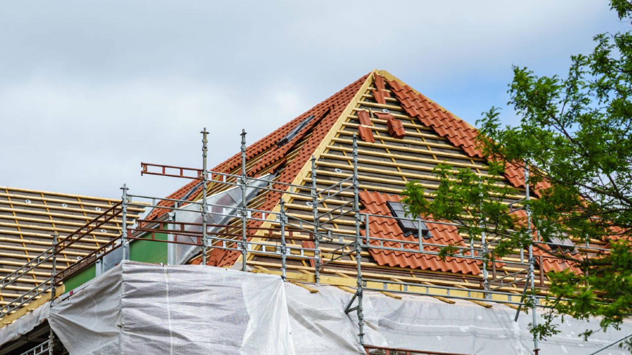 Tagkonstruktion under renovering med synlige lægter og brandkam – brandsikring af tag ved ombygning.